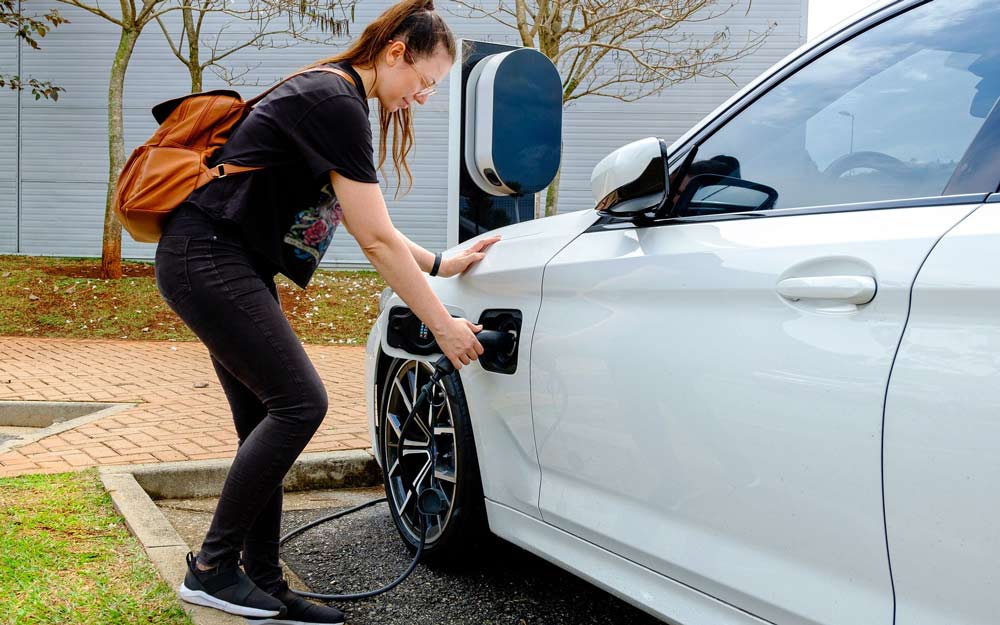 Ragazza Ricarica l Auto Elettrica Presso le Colonnine